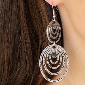 TWIRL SILVER EARRING WITH A BLACK RHINESTONE